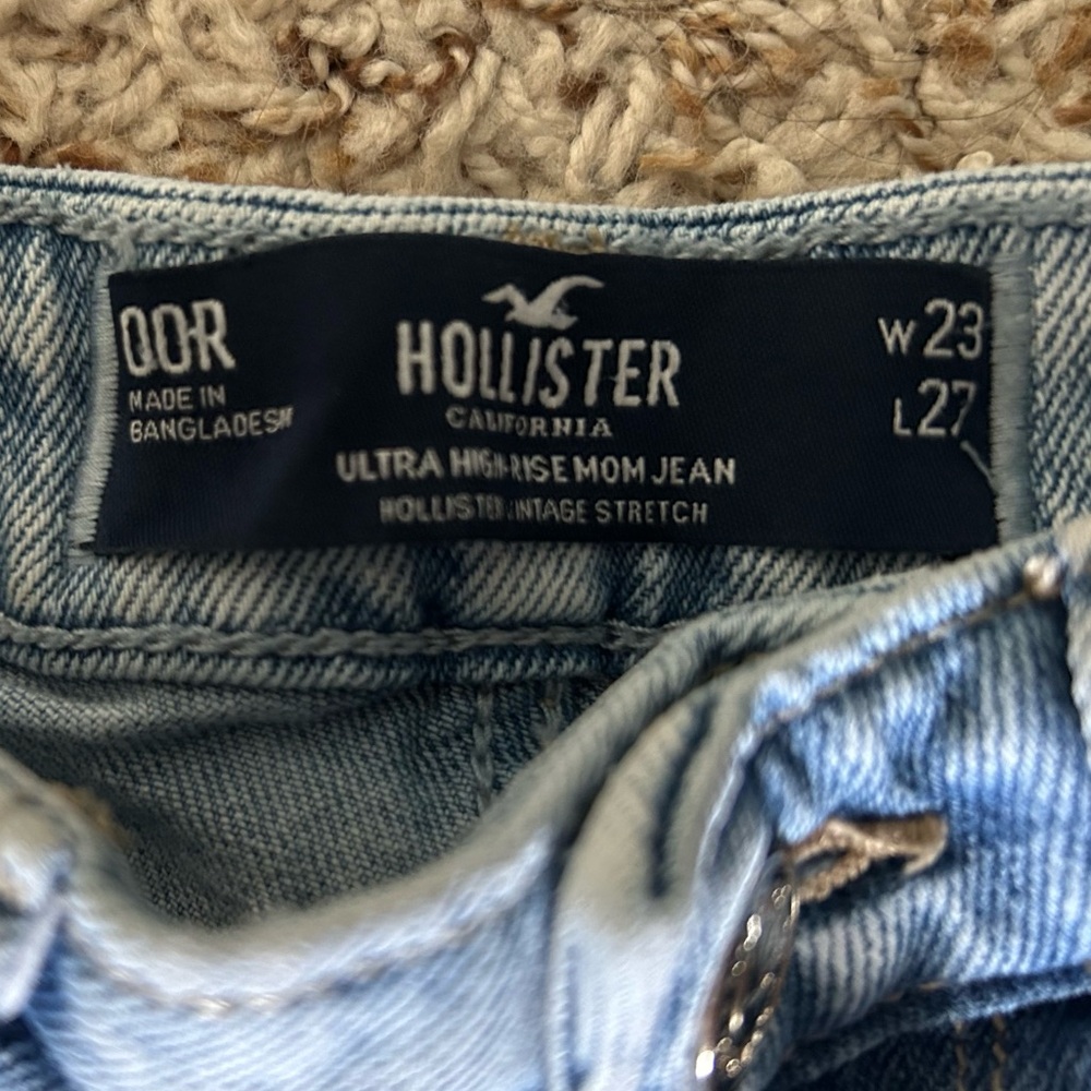 Womens/teen Hollister ripped jeans, size 00R - Picture 3 of 4